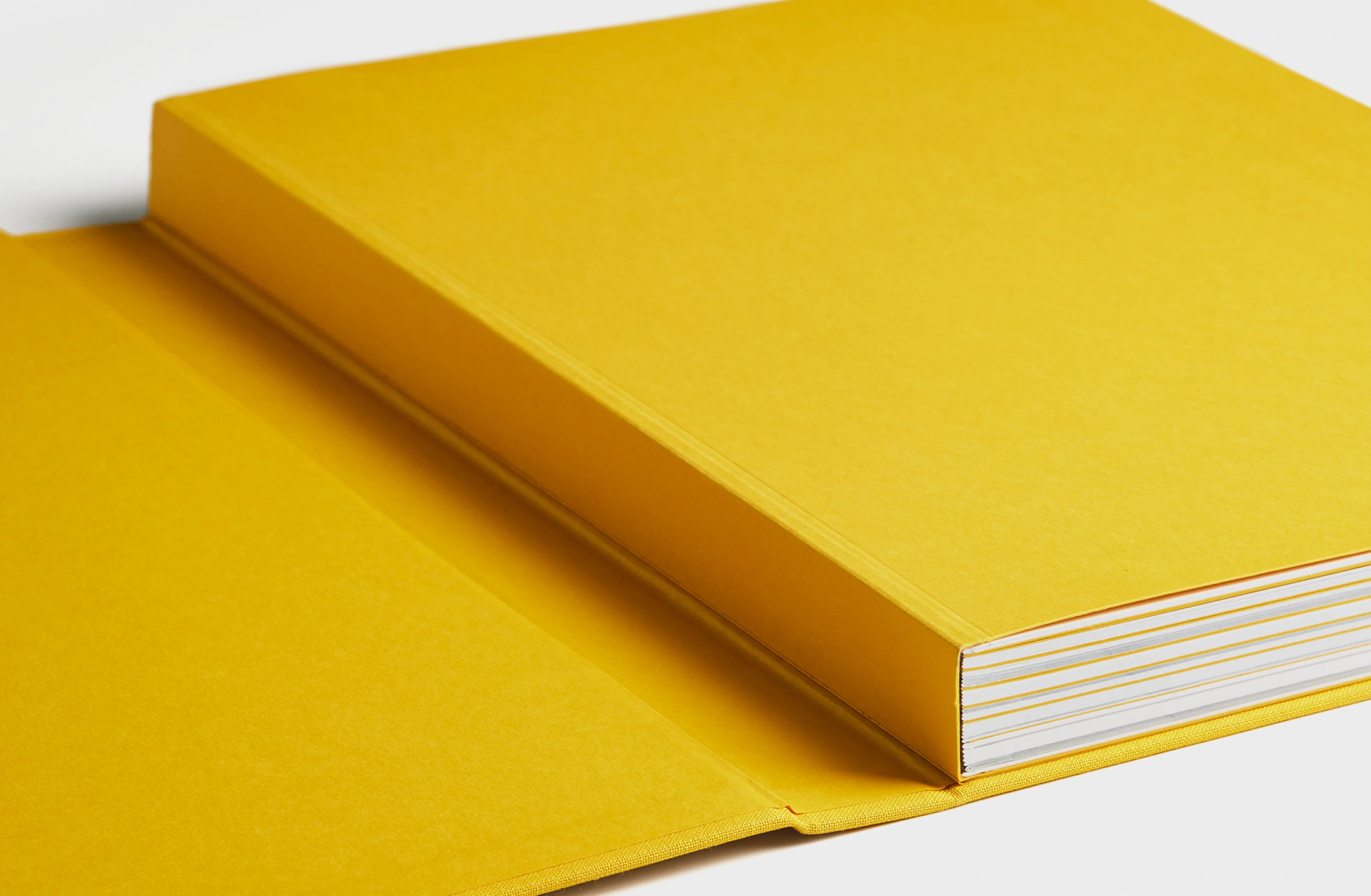 Gelbes Buch mit festem Einband und dem geprägten Schriftzug „Polestar 3“ auf dem Cover