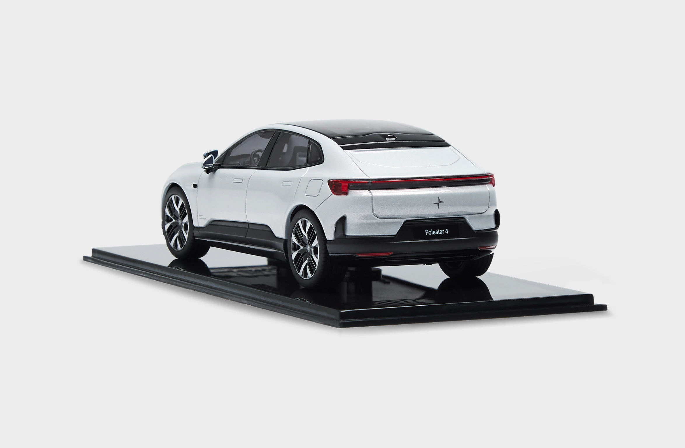 Polestar 4 skalamodell 1:43 i fargen magnesium