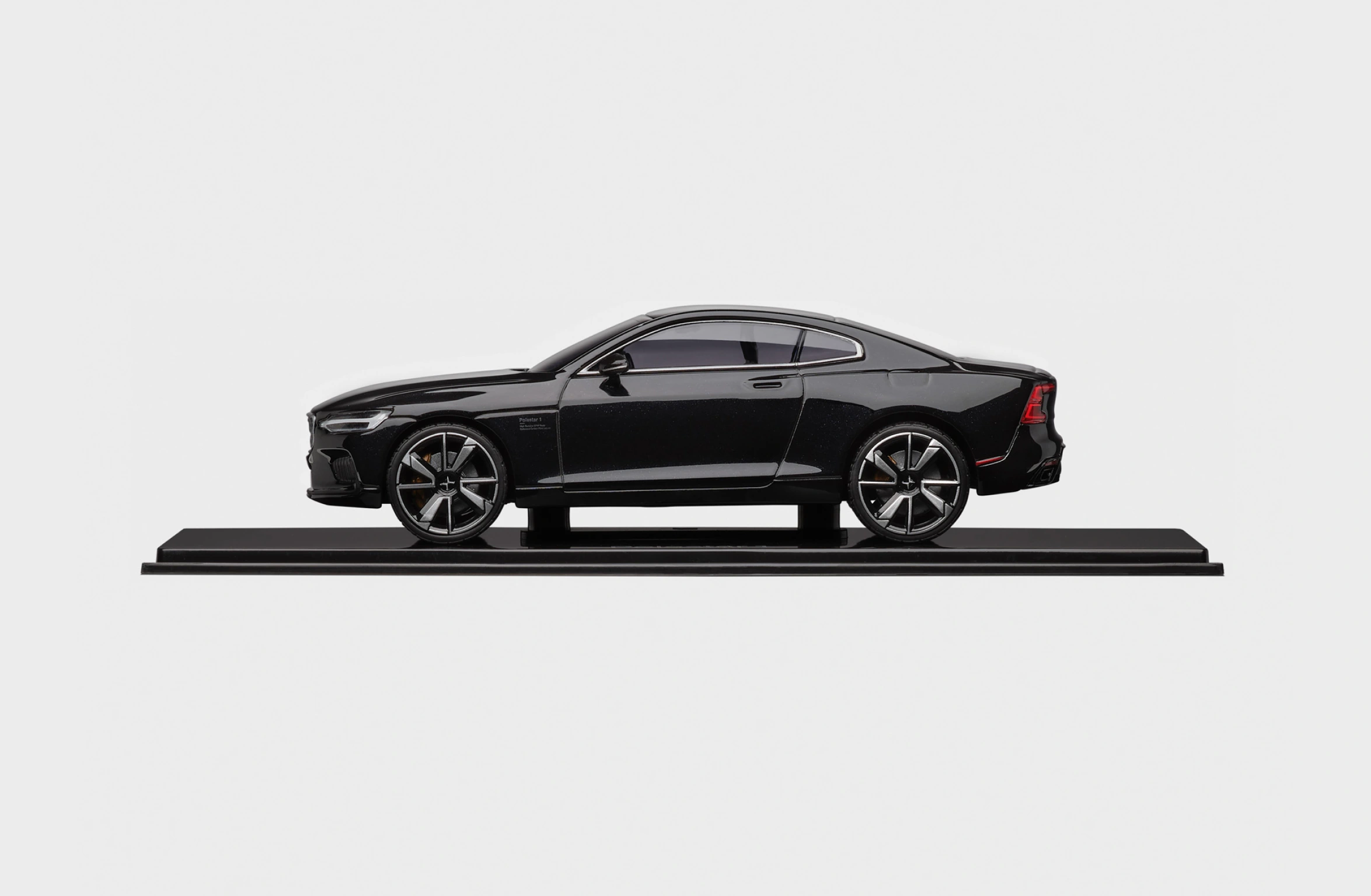 Polestar 1 skalamodel i størrelsesforholdet 1:43 space