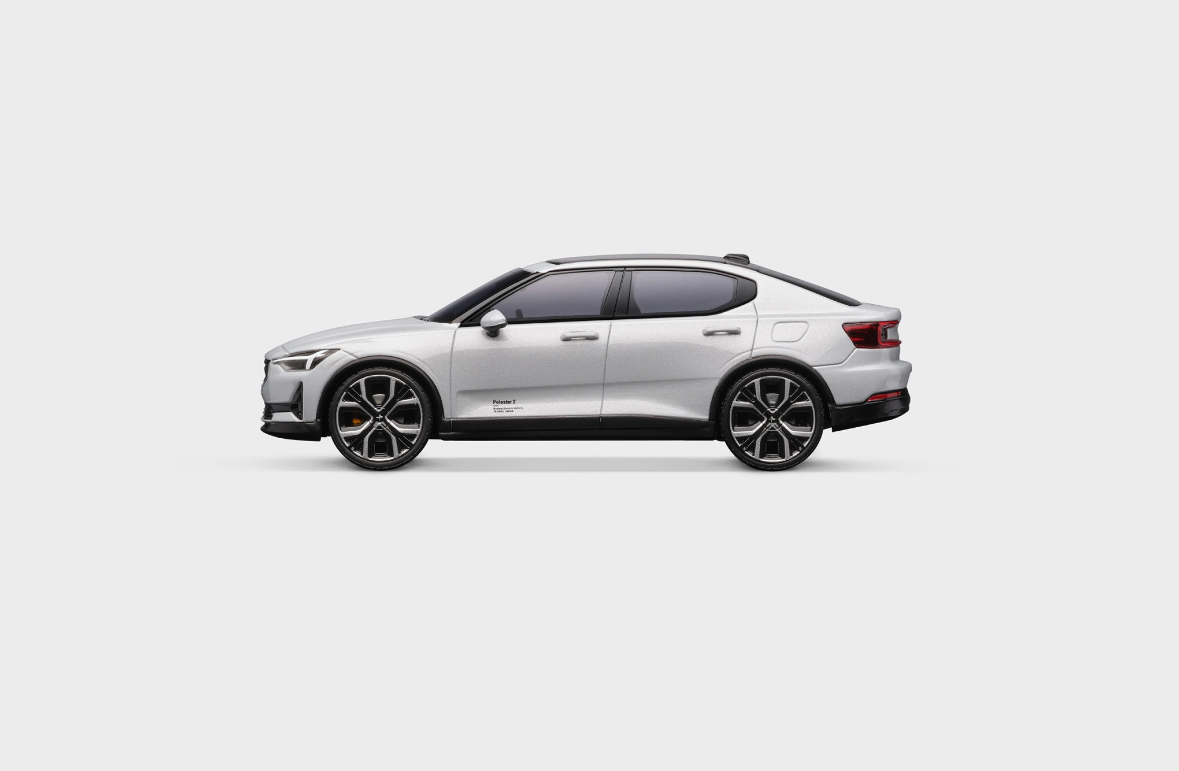 Skalmodell av Polestar 2 i skala 1:43 i färgen magnesium