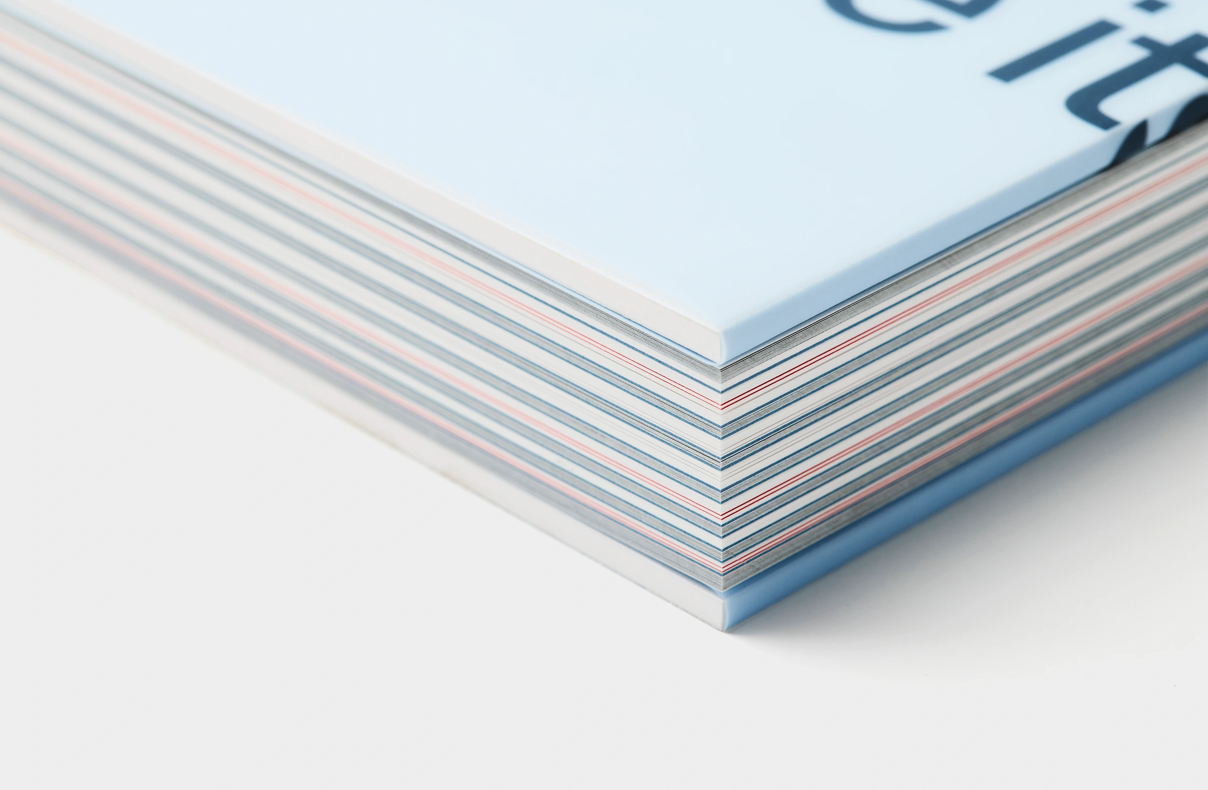 Lichtblauw boek met subtiele reliëftekst en blauwe bladwijzer