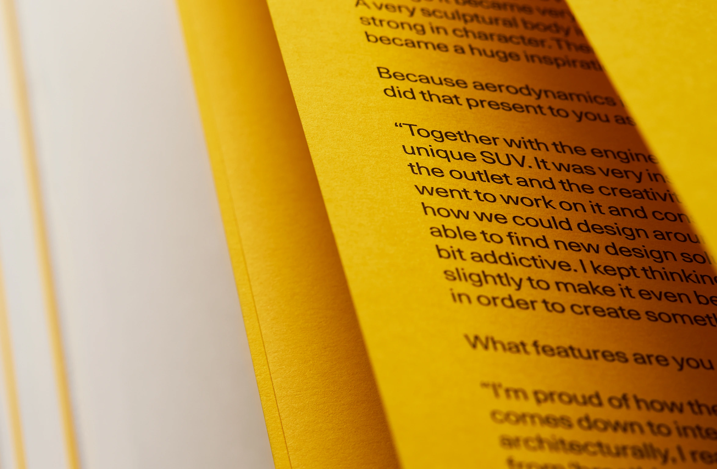 Geel hardcover boek met reliëftekst "Polestar 3" op de omslag.