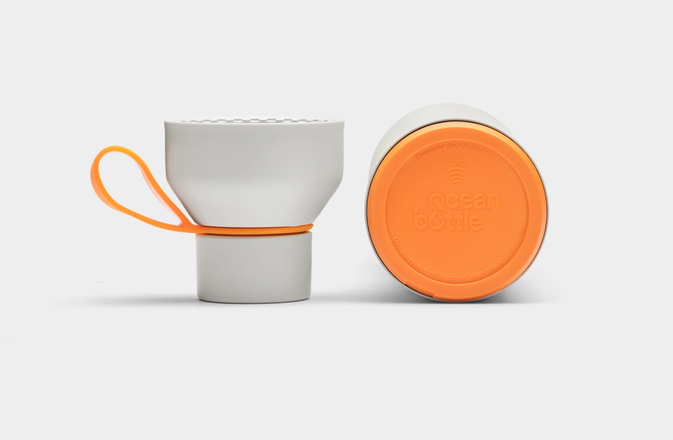 Grå vattenflaska med vitt Polestar-ordmärke och orange detaljer