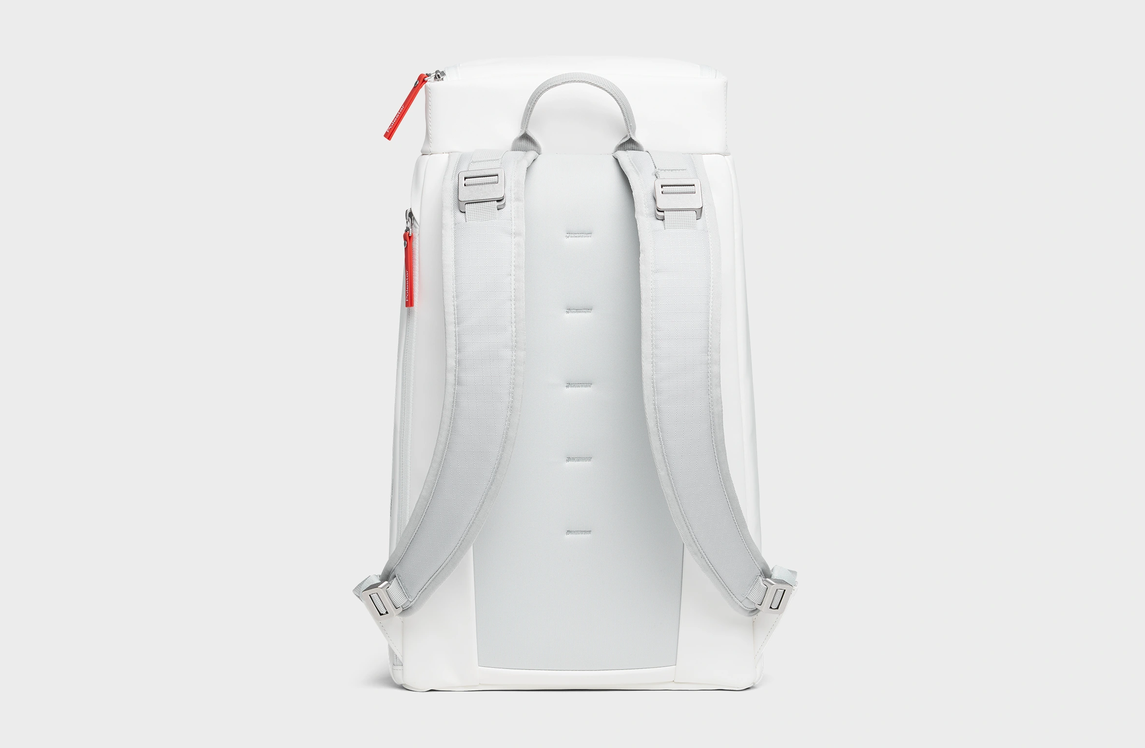 Weißer Rucksack mit orangefarbenen Details, gepolsterten Trägern und seitlich angebrachtem Branding von Polestar und Db