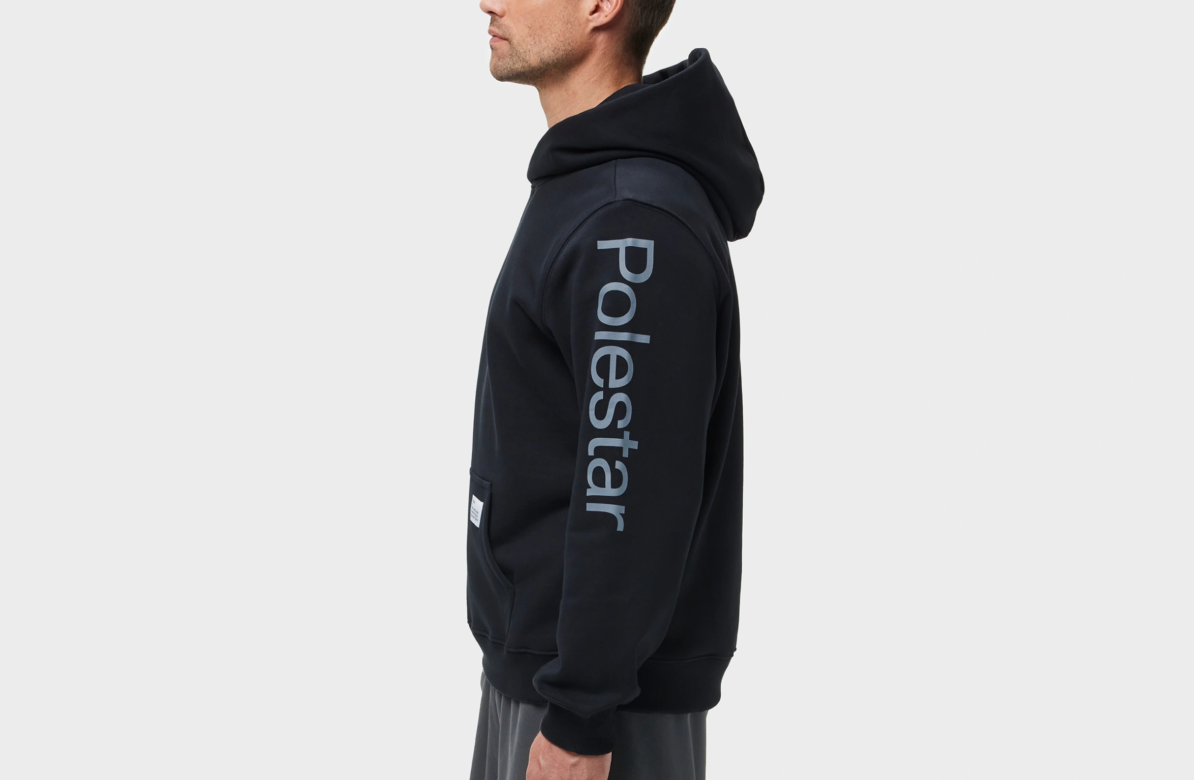 Zwarte hoodie met groot Polestar-woordmerk op de linkermouw