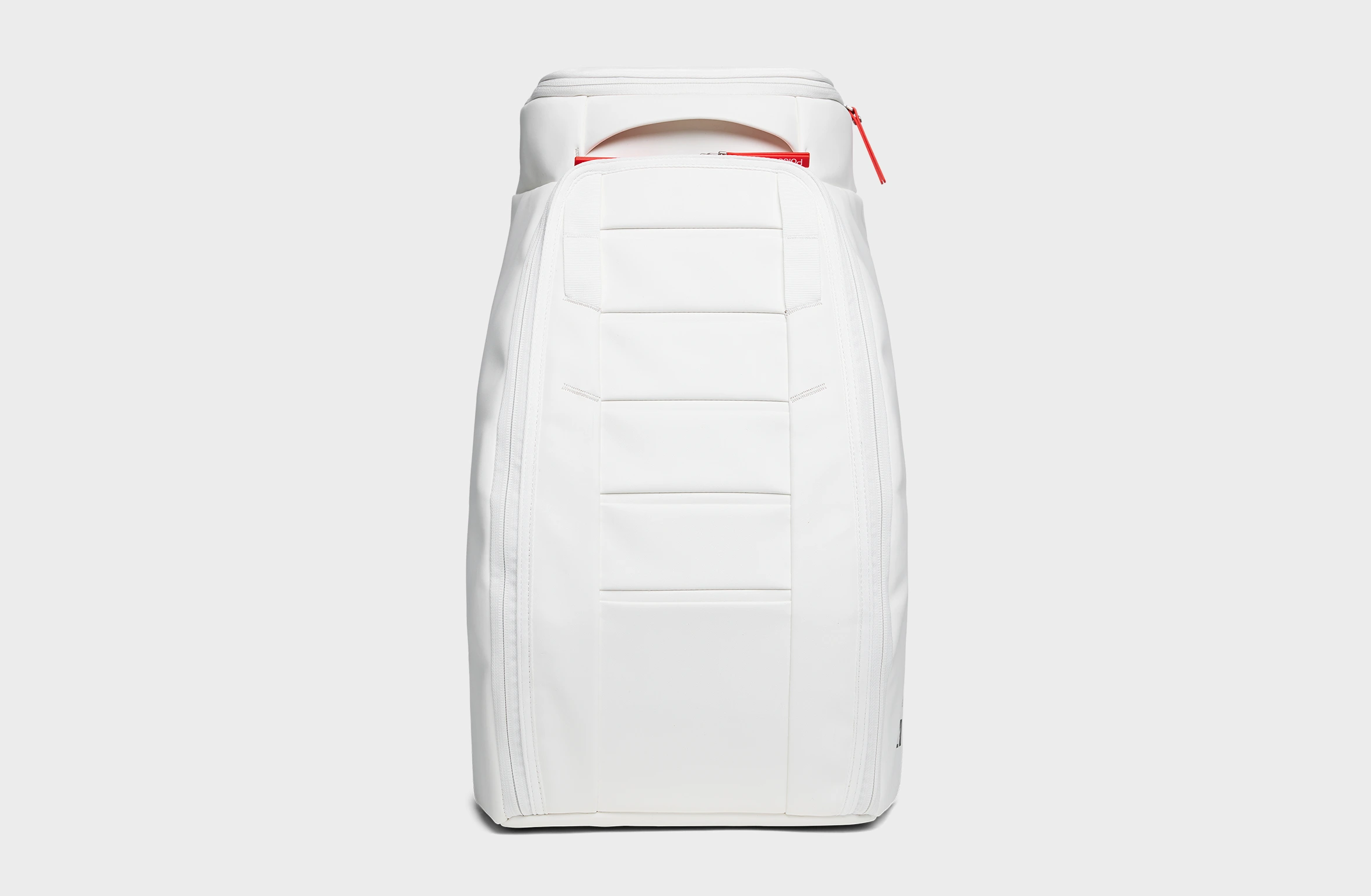 Witte rugzak met oranje details, gewatteerde schouderbanden en Polestar × Db-logo aan de zijkant.