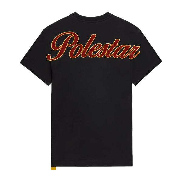 Zwart T-shirt met vetgedrukt teddy Polestar-woordmerk in rood en geel op de bovenrug