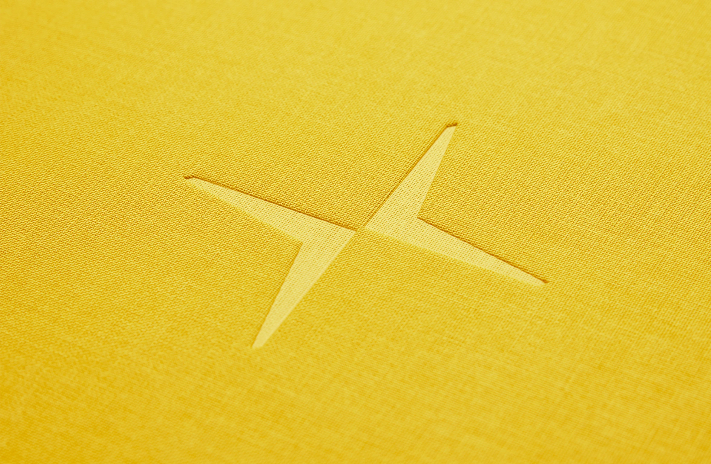 Gelbes Buch mit festem Einband und dem geprägten Schriftzug „Polestar 3“ auf dem Cover