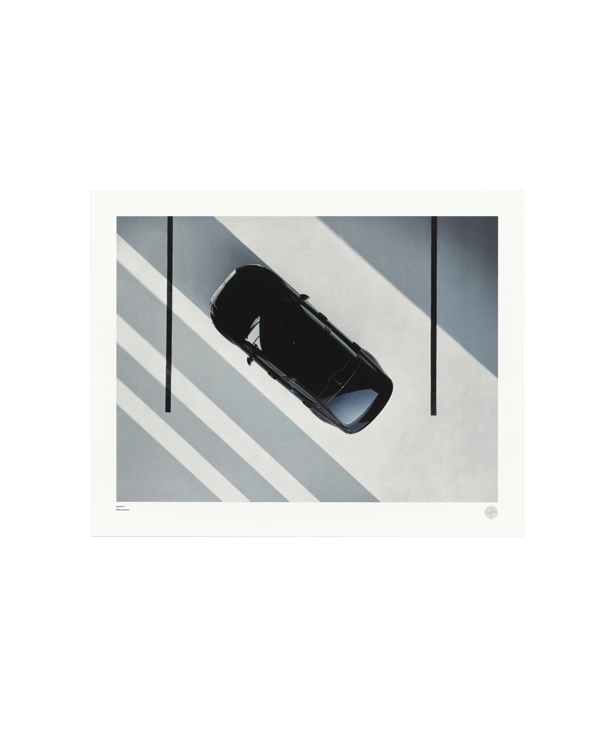 Kunsttryk af en Polestar-bil fotograferet fra oven, der kaster skarpe geometriske skygger på en minimalistisk betonoverflade.