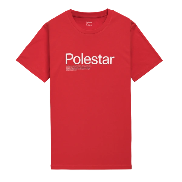 Rød T-shirt med et stort Polestar-ordmærke i hvidt på brystet