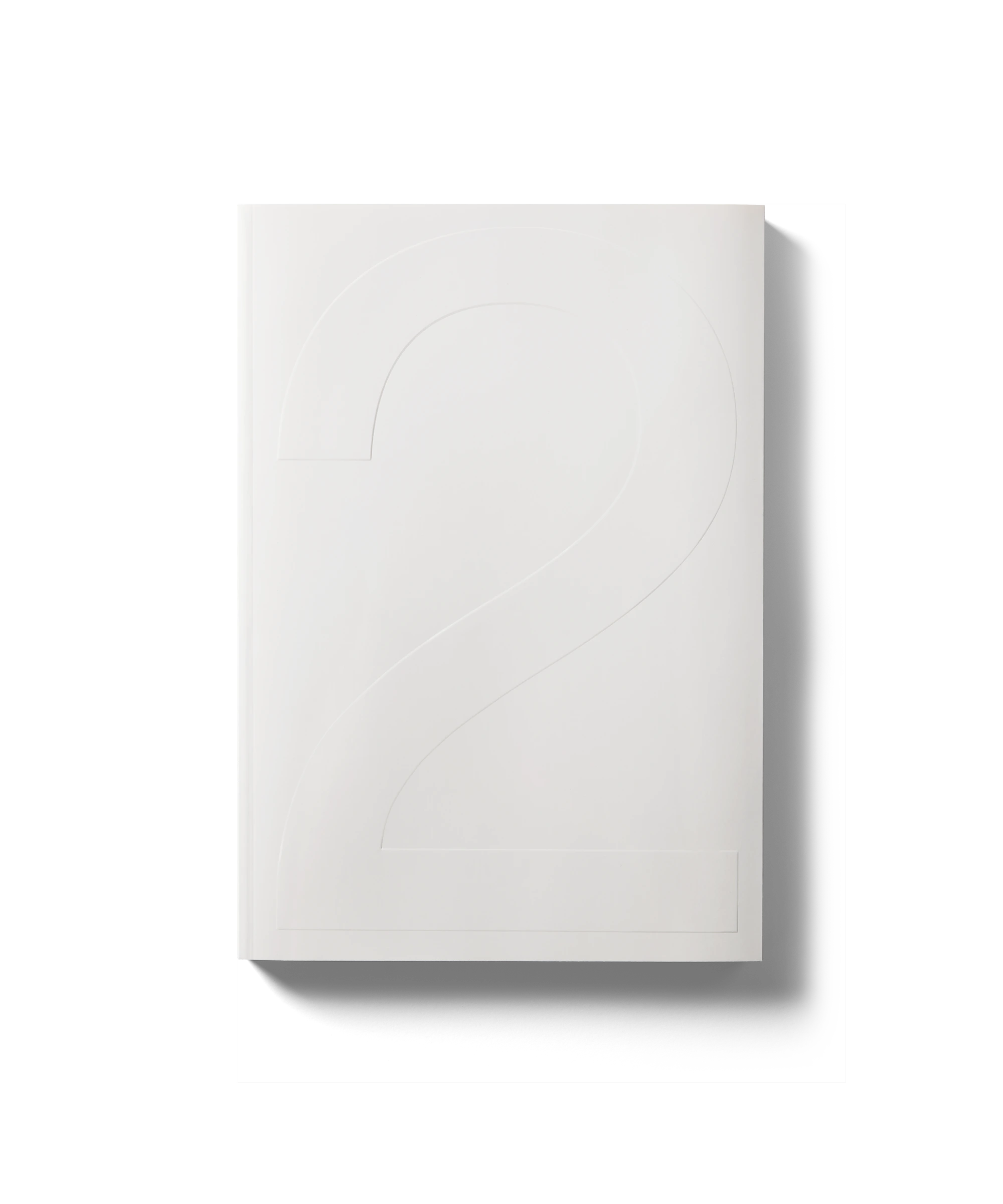 Wit hardcover boek met reliëfnummer "2" op de omslag.