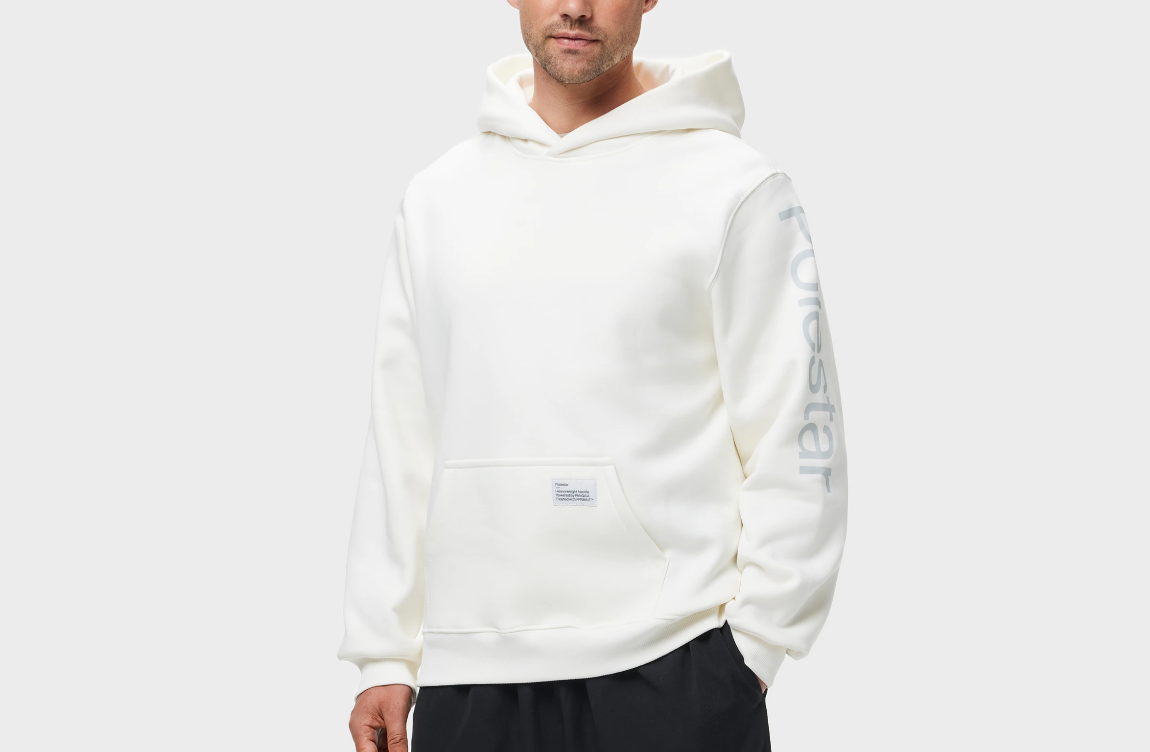 Witte hoodie met groot Polestar-woordmerk op de linkermouw
