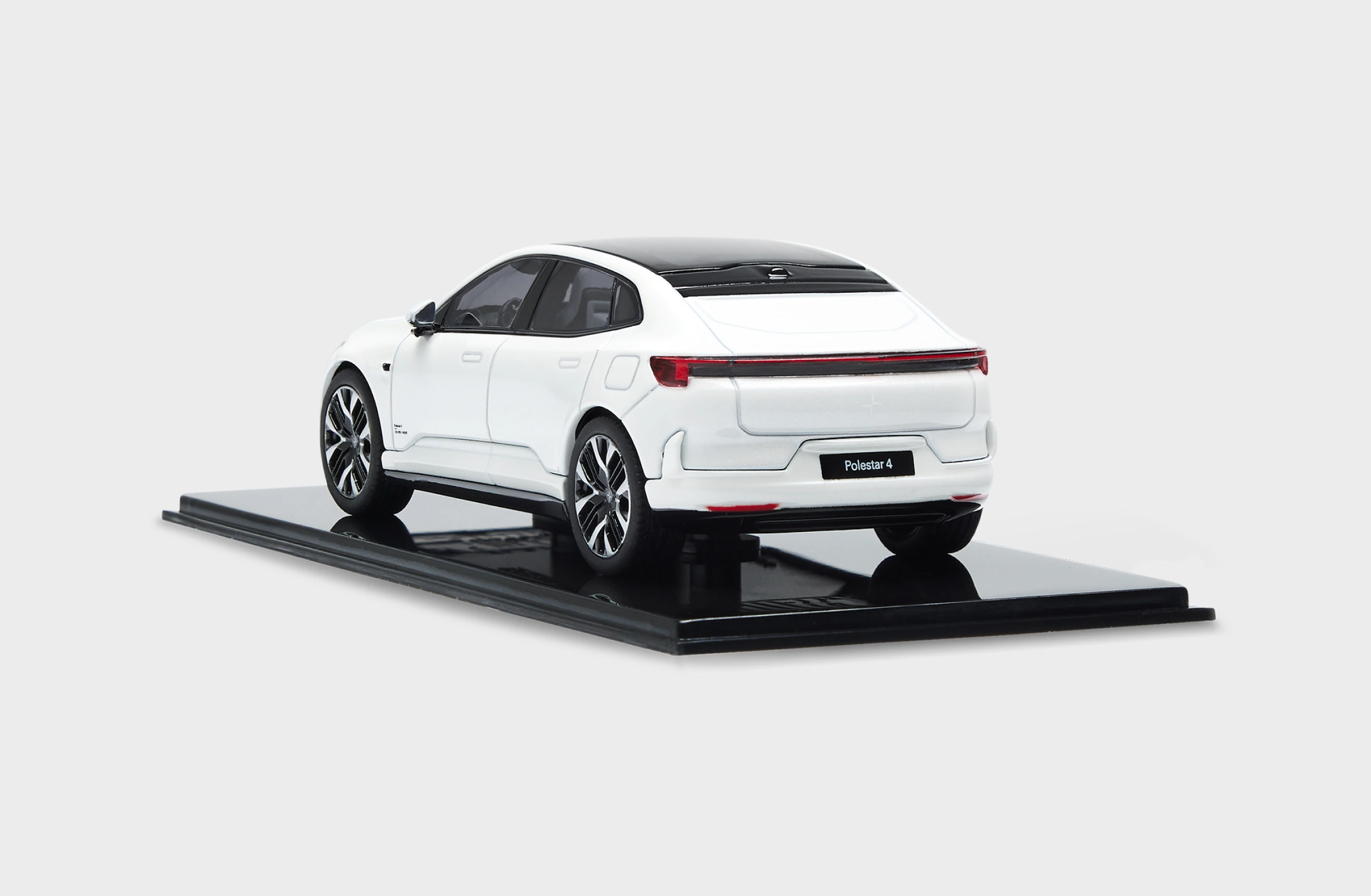 Modellauto Polestar 4 im Maßstab 1:43 im snow