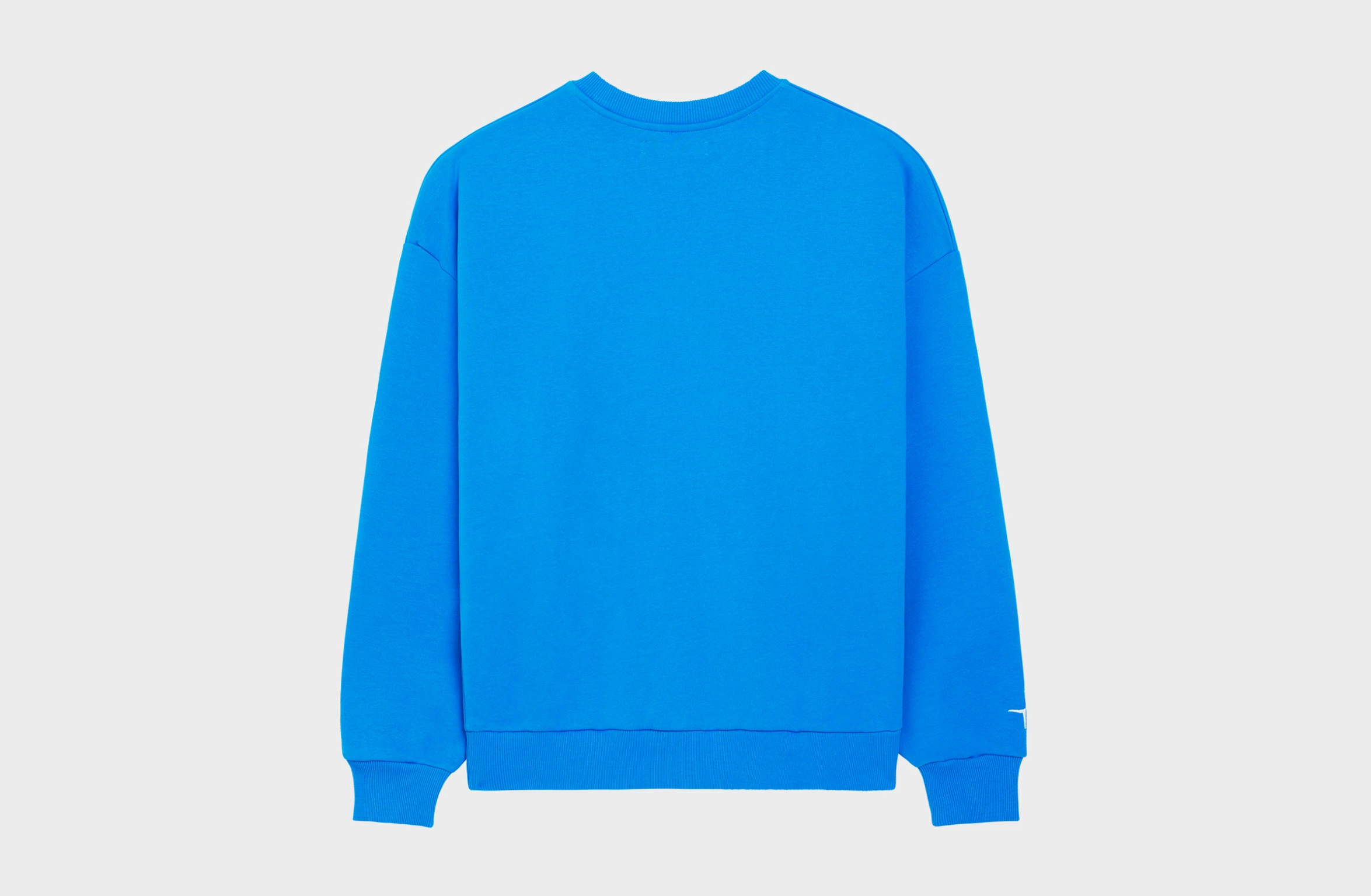 Blå sweater med teksten "04 Be minimalist" på forsiden
