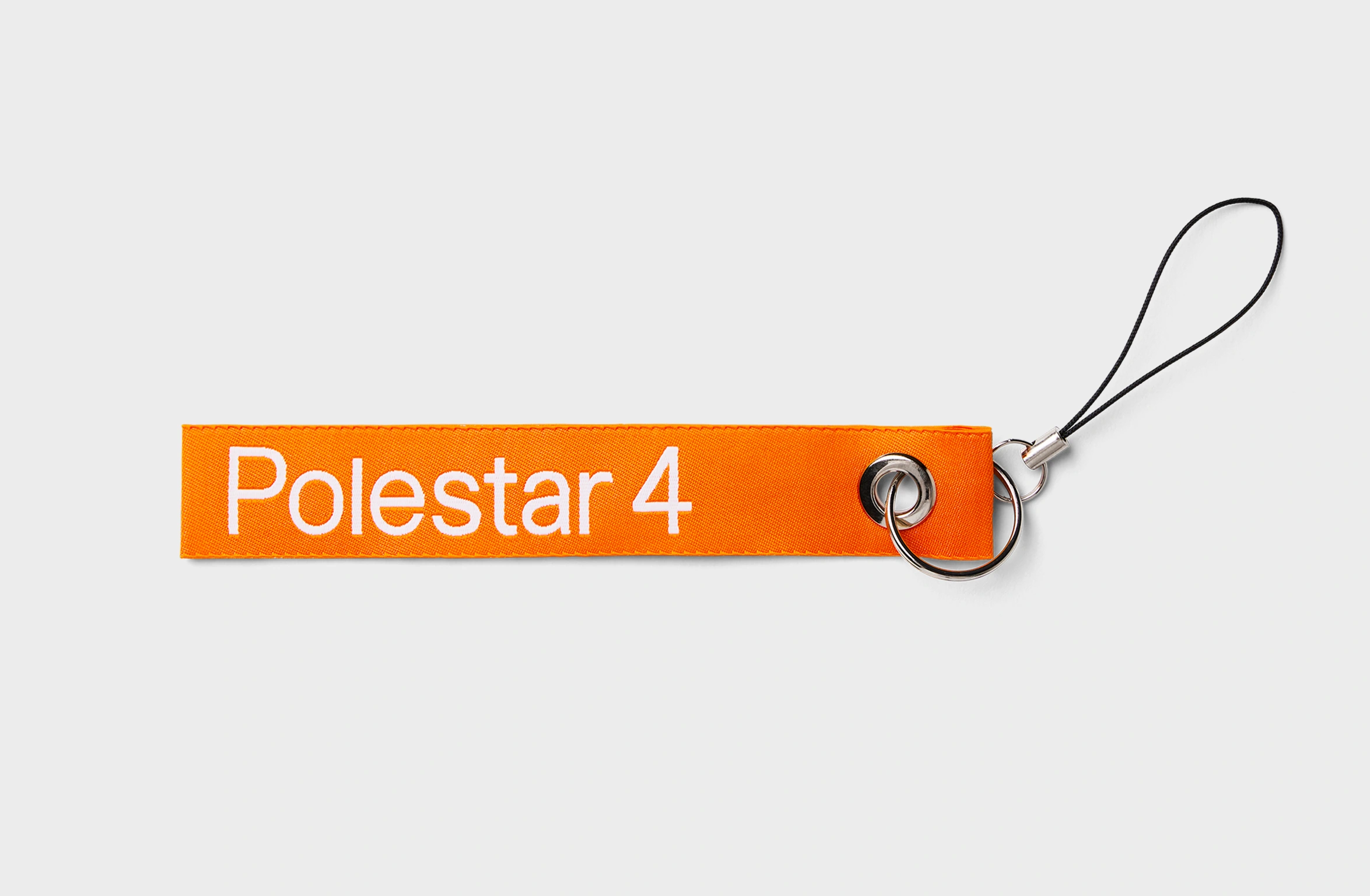 Oransje nøkkelring med teksten "Polestar 4" i hvitt.