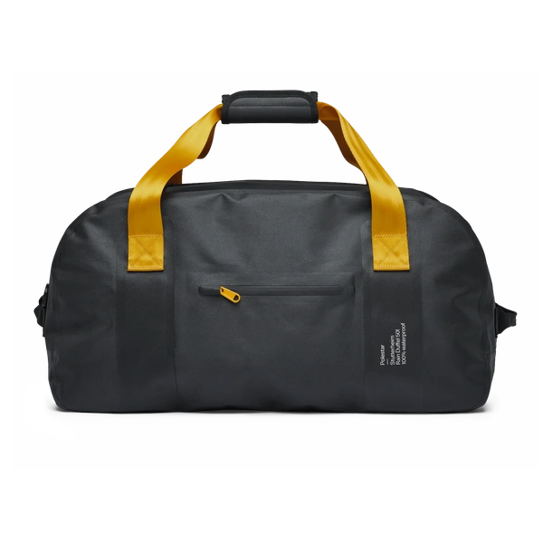 Svart, vanntett 50L duffelbag med gullfargede hanker i sikkerhetsbeltemateriale.