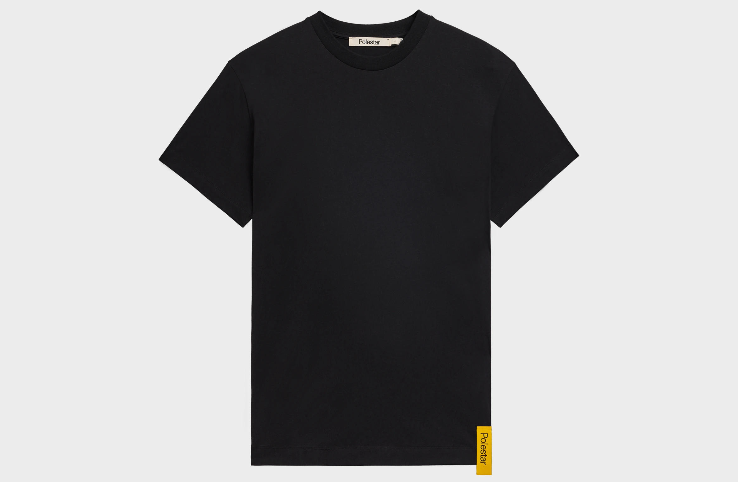 Musta t-paita, jonka selkäpuolella on Polestar-logo punaisella ja keltaisella värillä.