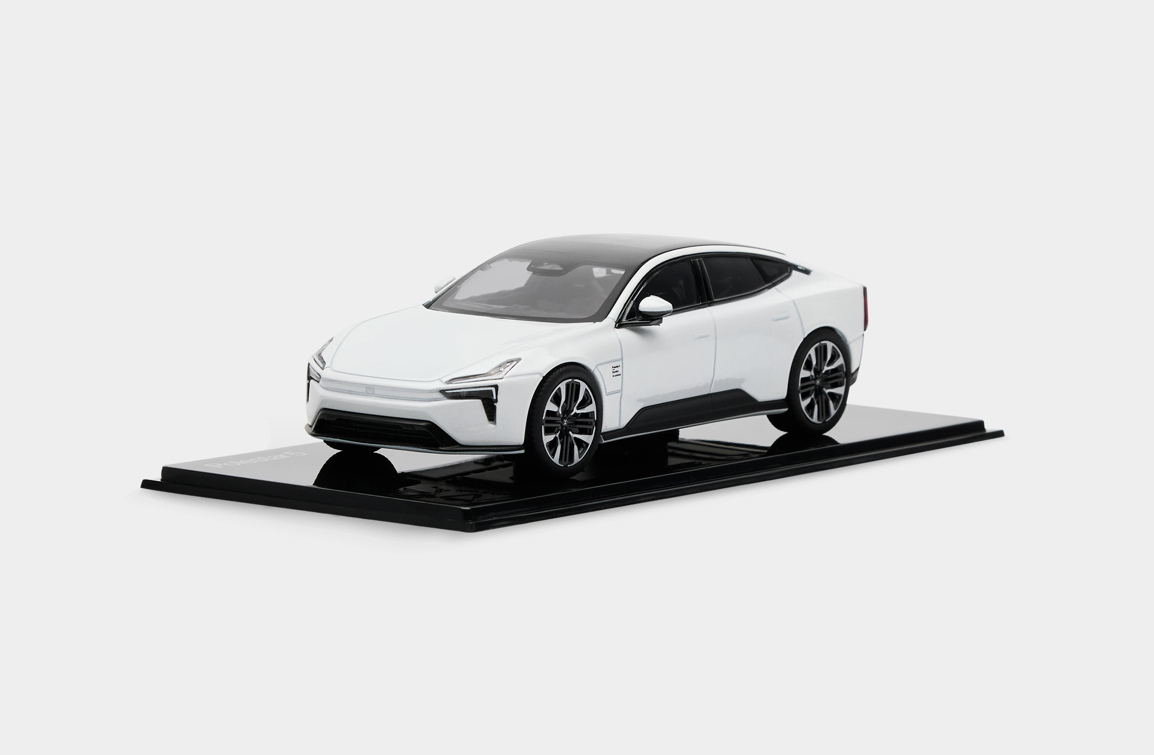 Polestar 5 Scale model 1:43 in color snow