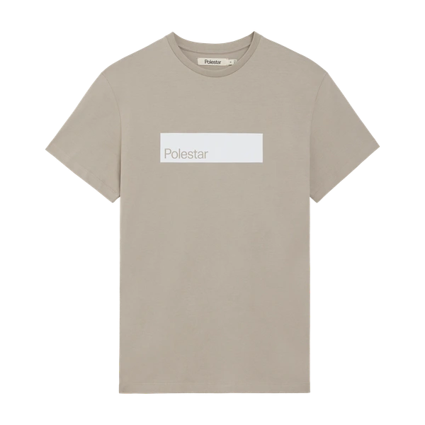 Beige T-skjorte med hvit rektangulær grafikk på brystet, med Polestar-ordmerket i en annen hvit fargetone.