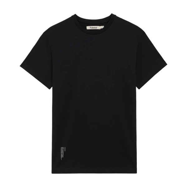 Svart t-shirt med stort ton-i-ton Polestar-ordmärke på övre delen av ryggen