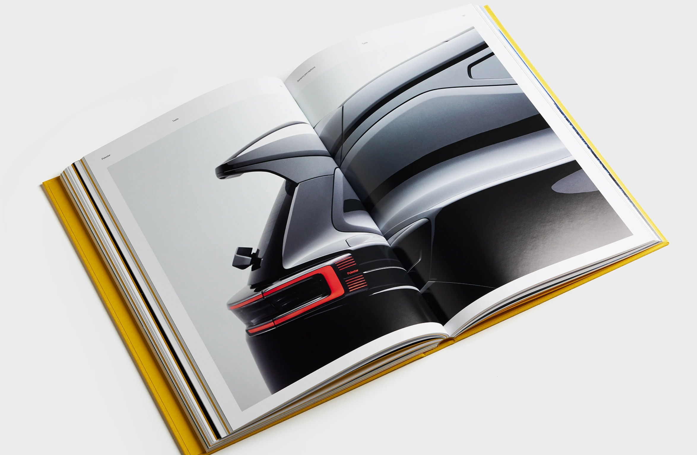 Gul innbundet bok med preget tekst "Polestar 3" på omslaget.