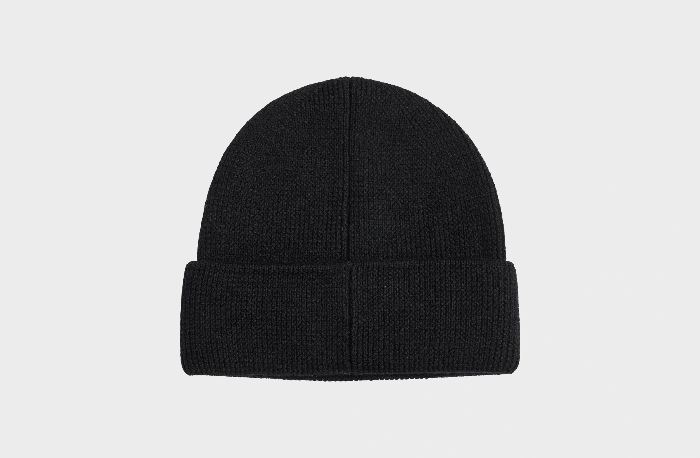 Zwart geribde wollen beanie met zwart geborduurd Polestar-logo aan de voorkant