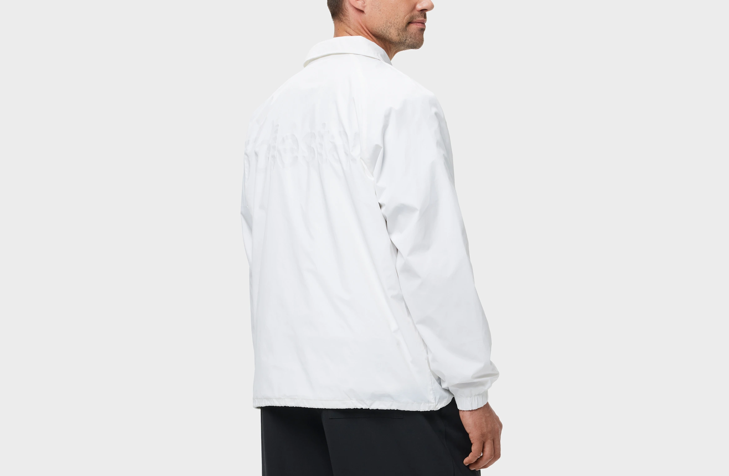 Wit jack met elastische manchetten, knopen en een trekkoord in de taille.