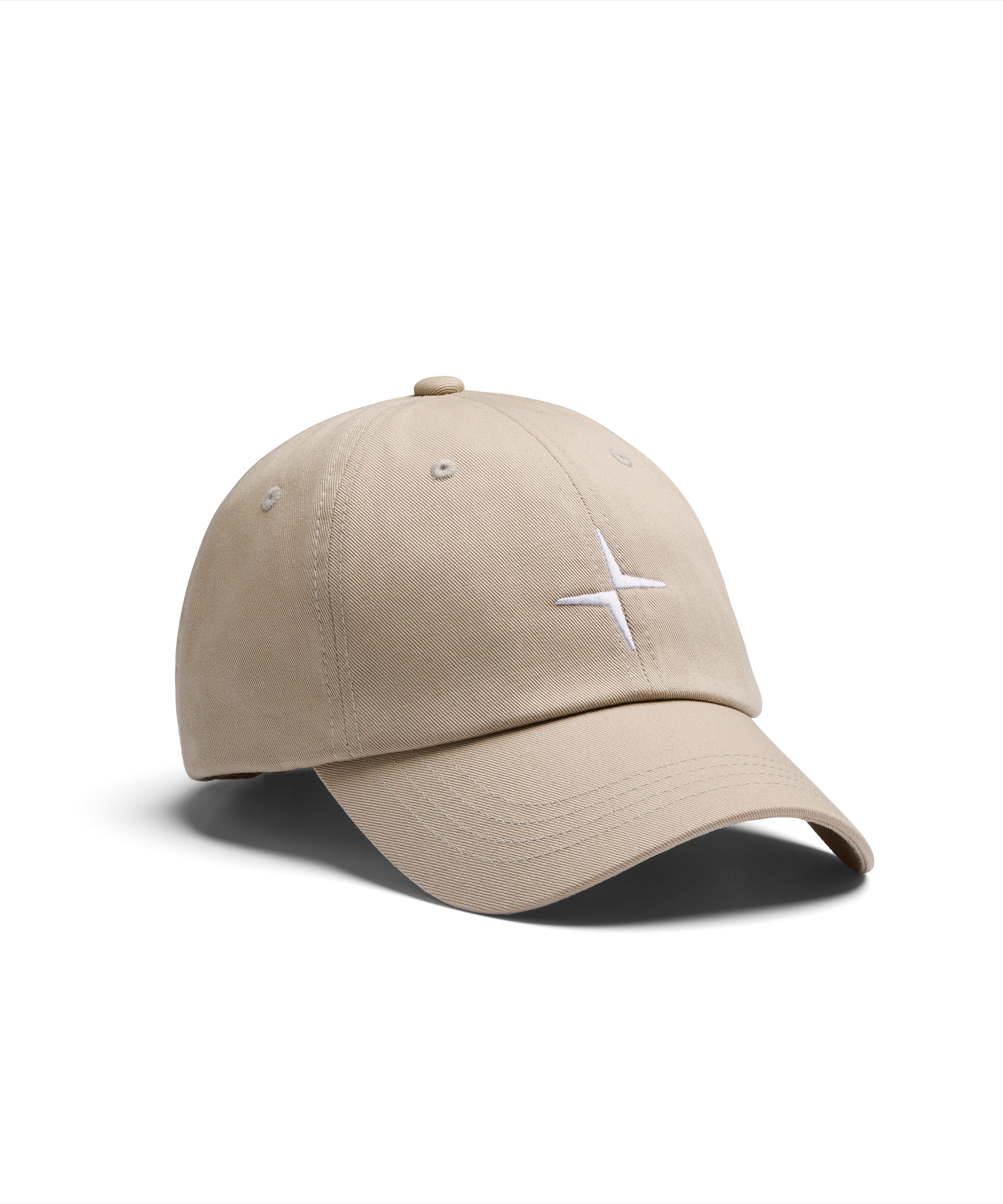 Beige keps med vit Polestar-symbol på framsidan