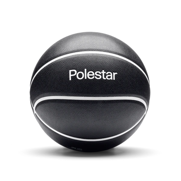 Schwarzer Basketball mit weißen Linien und Polestar Schriftzug