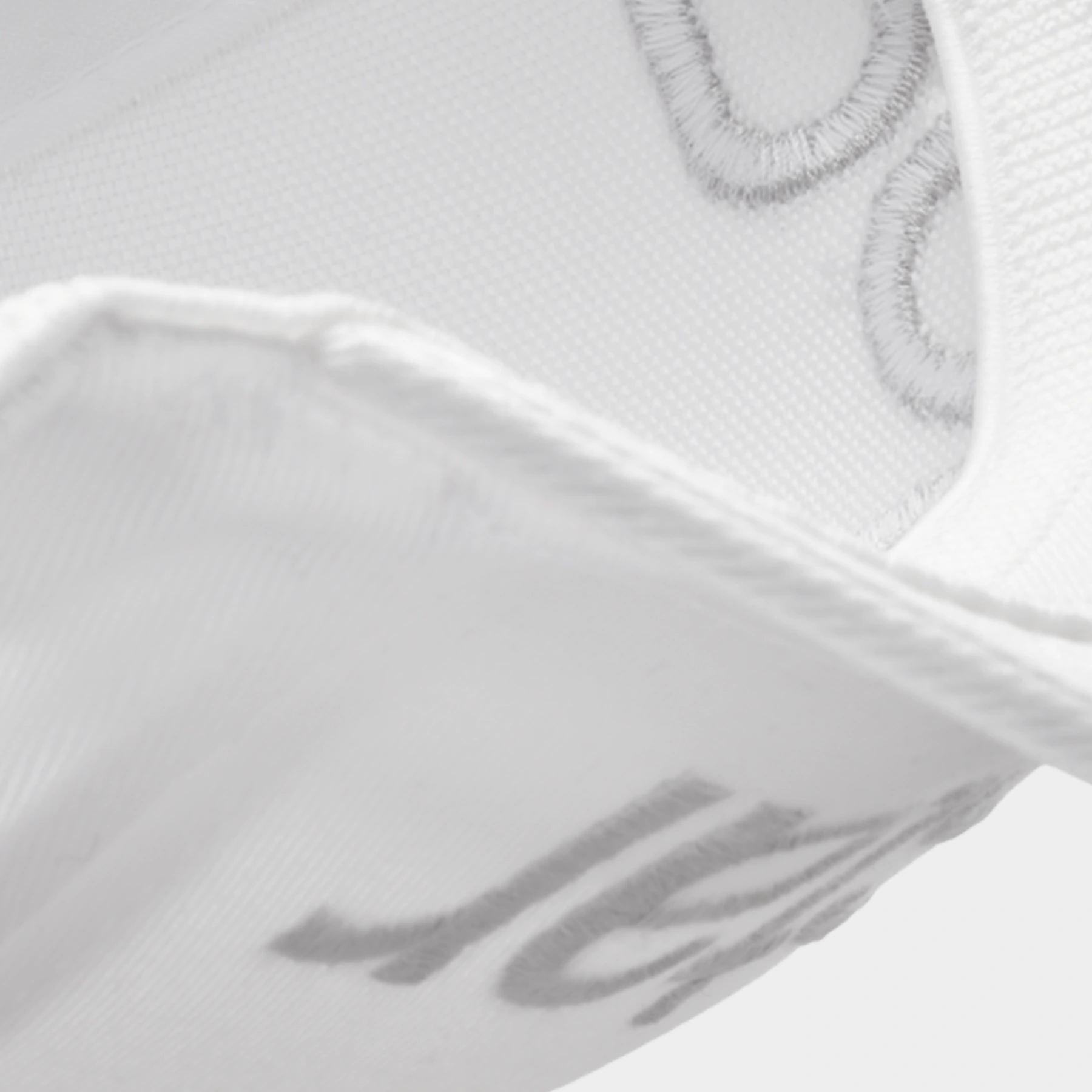 Vit keps med ton-i-ton Polestar-ordmärke