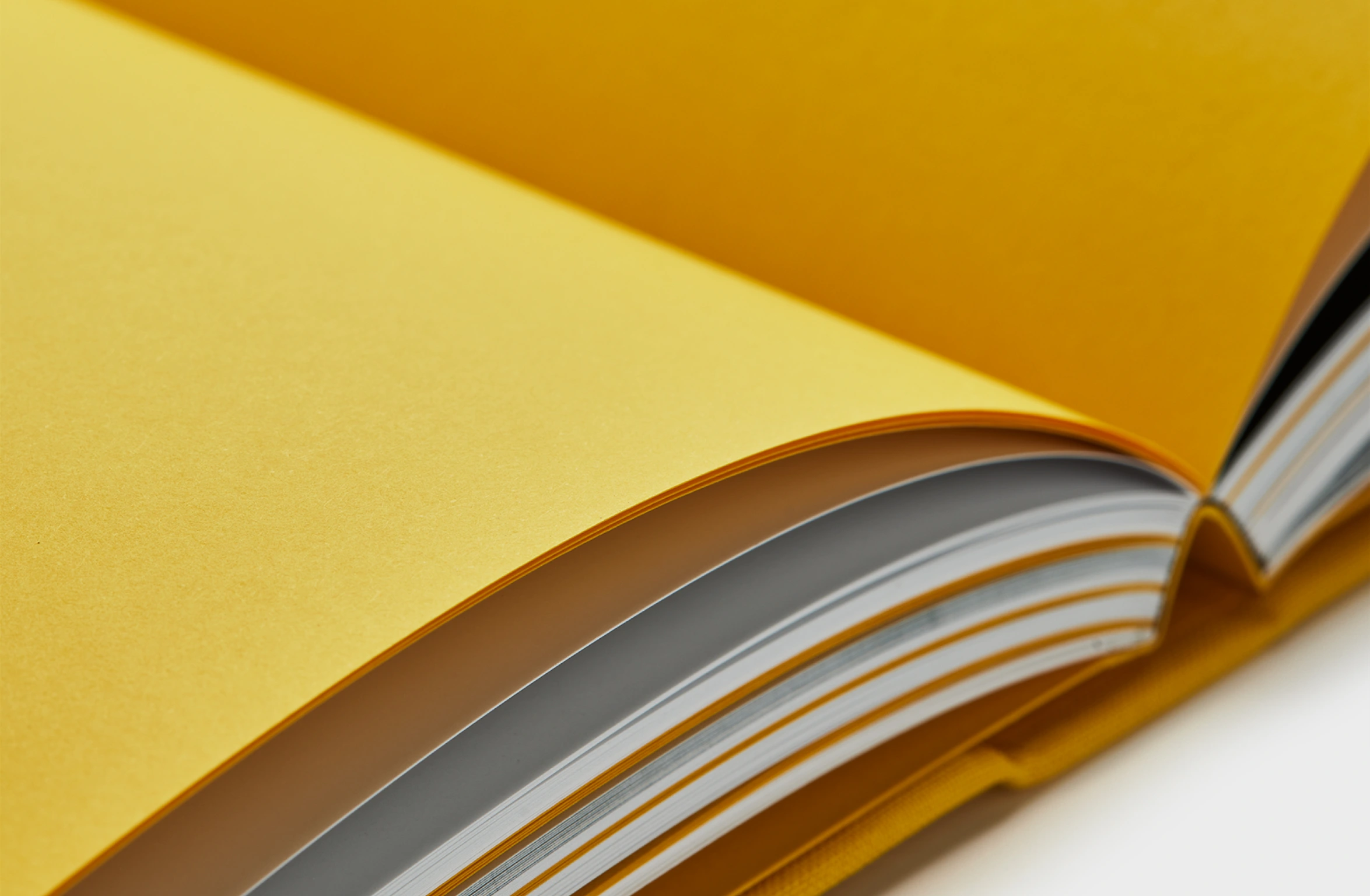 Gelbes Buch mit festem Einband und dem geprägten Schriftzug „Polestar 3“ auf dem Cover