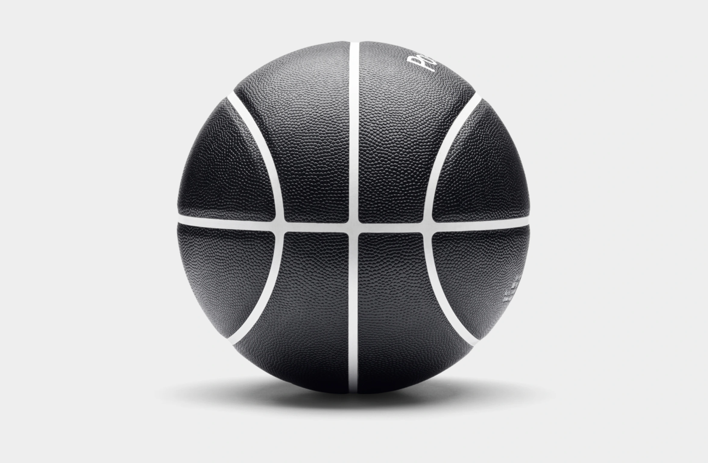 Sort basketball med hvide linjer og Polestar-ordmærke