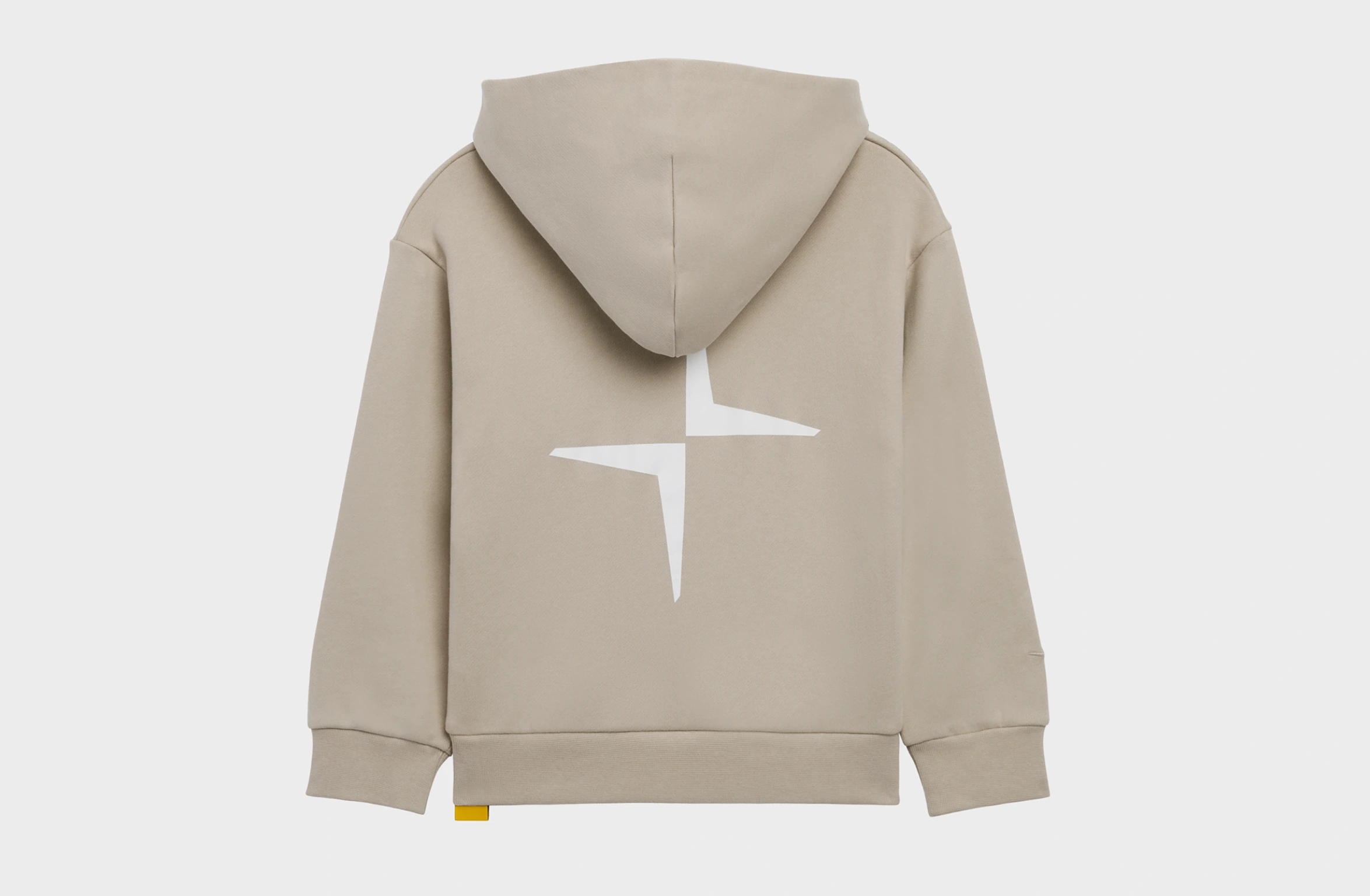 Lasten beige huppari, jossa on suuri Polestar-symboli selässä.