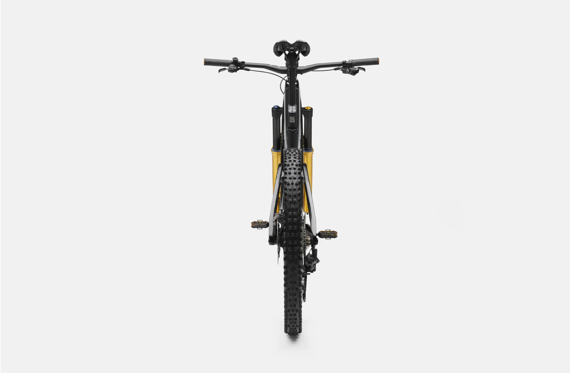 Elektrisk mountainbike med sort kulfiberstel, guldfarvet Öhlins-affjedring og Schwalbe-dæk i samarbejde med Allebike.