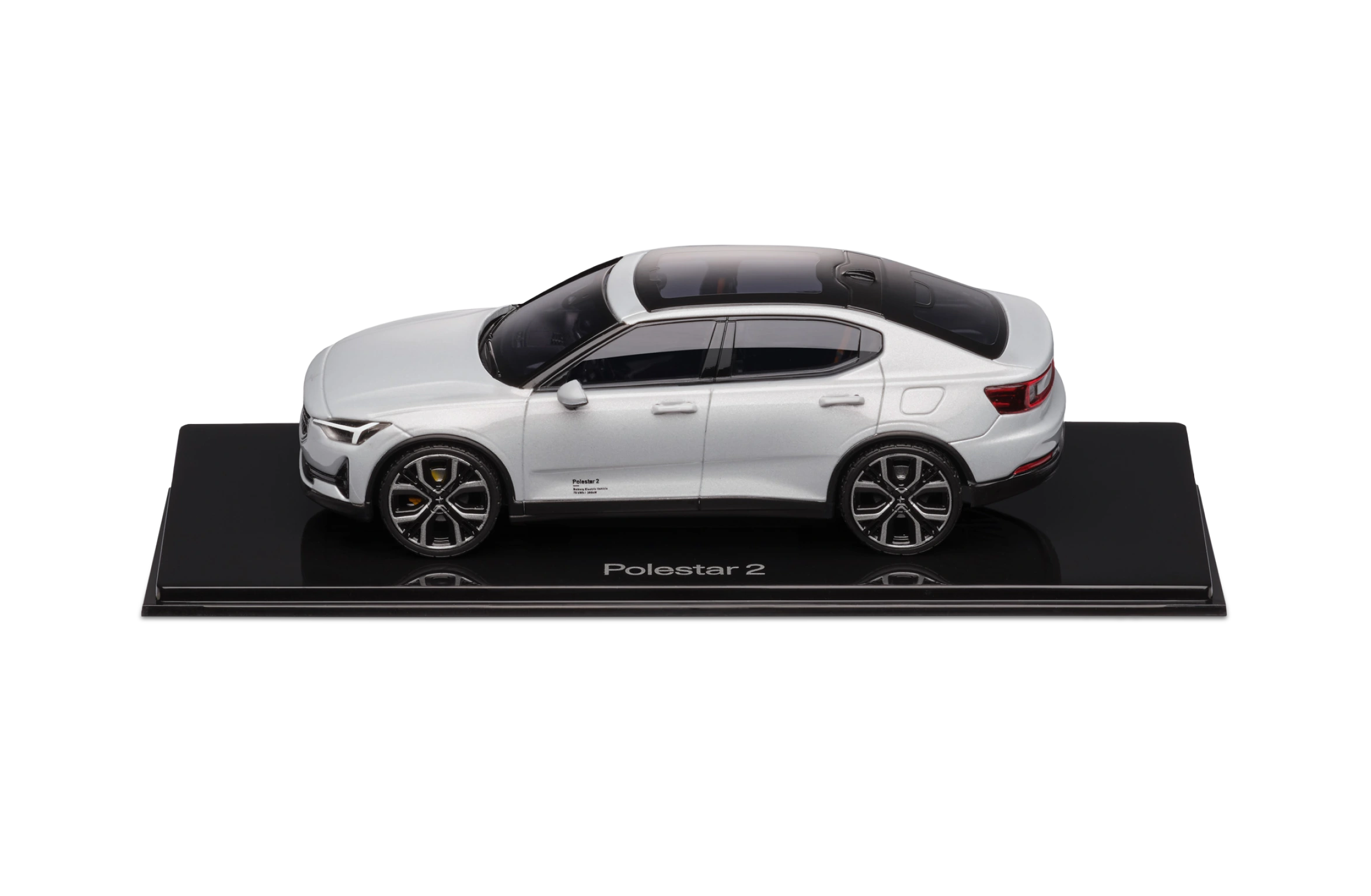 Skalmodell av Polestar 2 i skala 1:43 i färgen magnesium