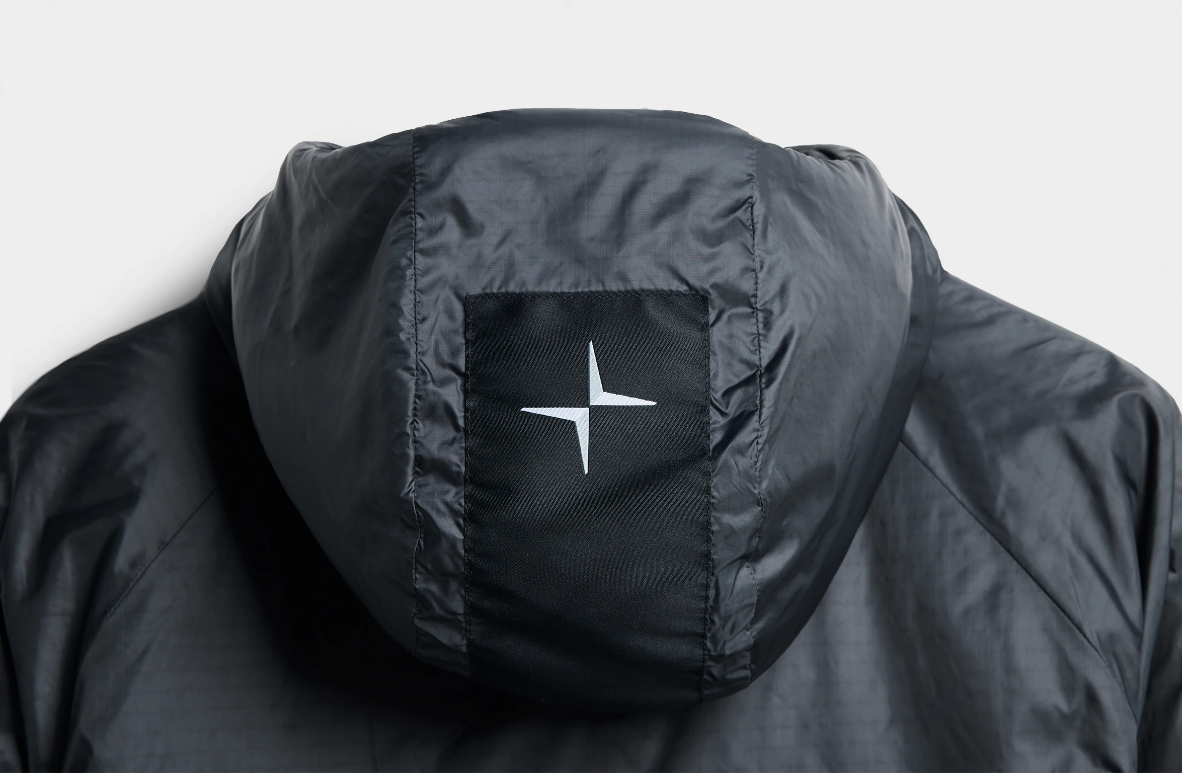 Leichte Kapuzenjacke in Schwarz mit durchgehendem Reißverschluss und dezentem Polestar Schriftzug