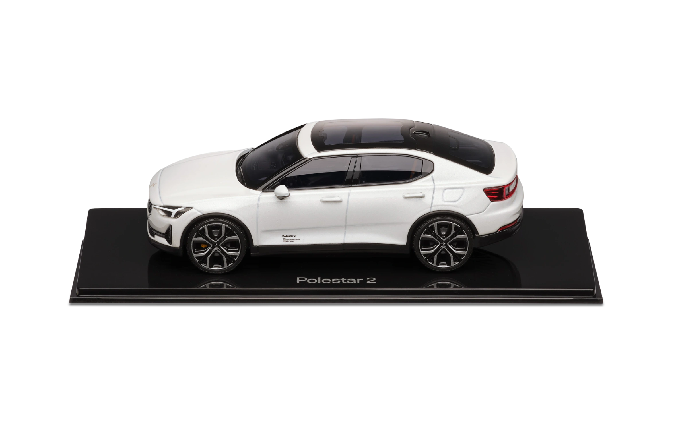 Skalmodell av Polestar 2 i skala 1:43 i färgen snow