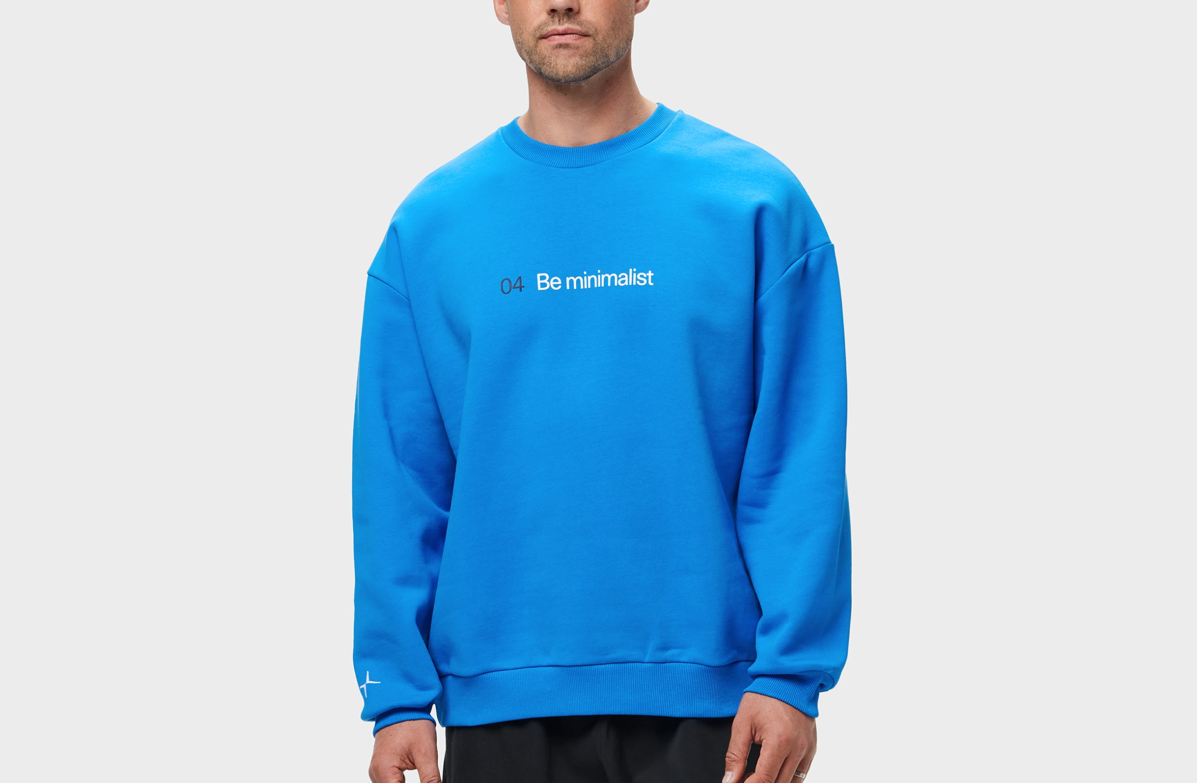 Blå sweater med teksten "04 Be minimalist" på forsiden