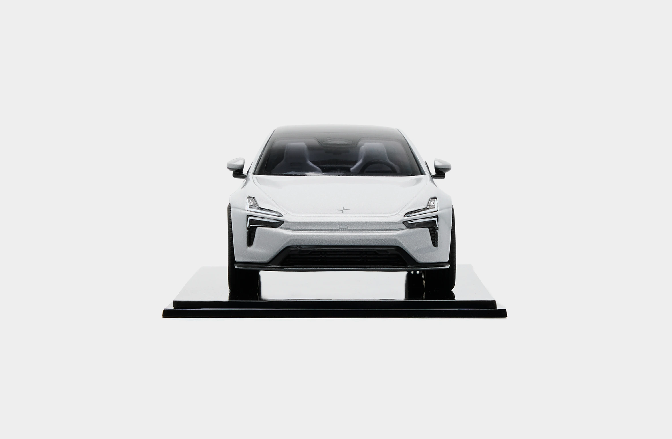 Skalmodell av Polestar 5 i skala 1:43 i färgen magnesium