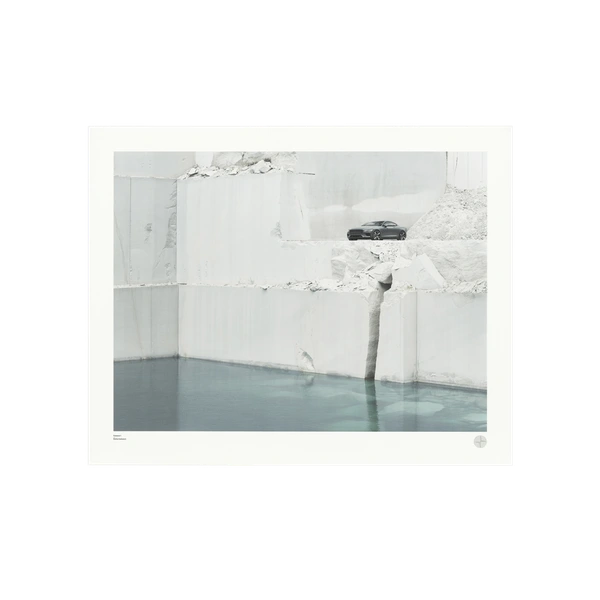 Kunstdruck eines Polestar an der Kante eines Marmorsteinbruchs mit geometrischen Steinformationen und glatter Wasserfläche in Türkistönen